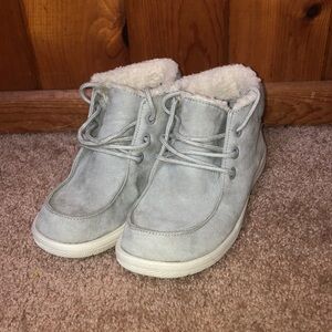 SO Women's Faux-Fur Chukka Boots size 6.5 gray ankle boots winter/fall shoes​